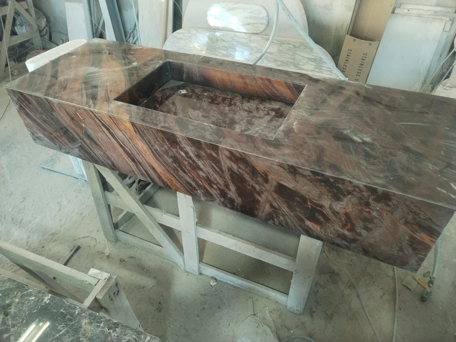 Plan en marbre veiné avec découpe de cuve, à l'atelier