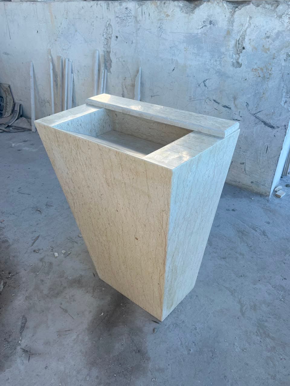 Totem de lavage en pierre beige, façonné d'une seule pièce