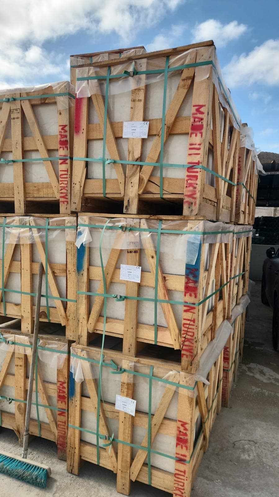 Caisses en bois cerclées contenant des dalles importées