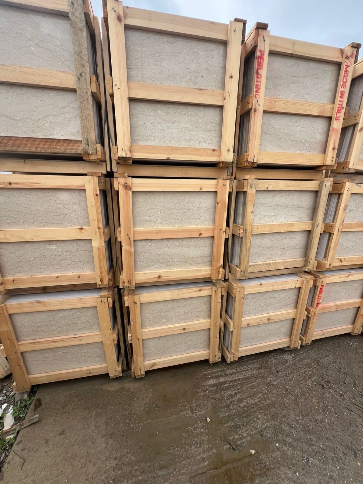 Caisses de transport empilées au dépôt