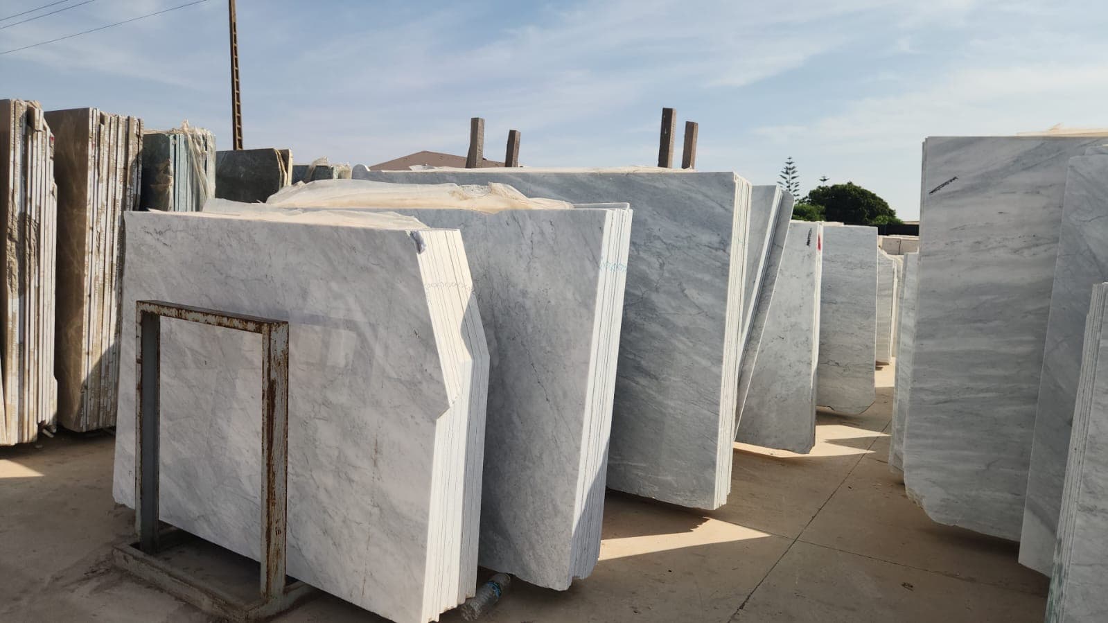Dalles de marbre gris dressées à l'extérieur