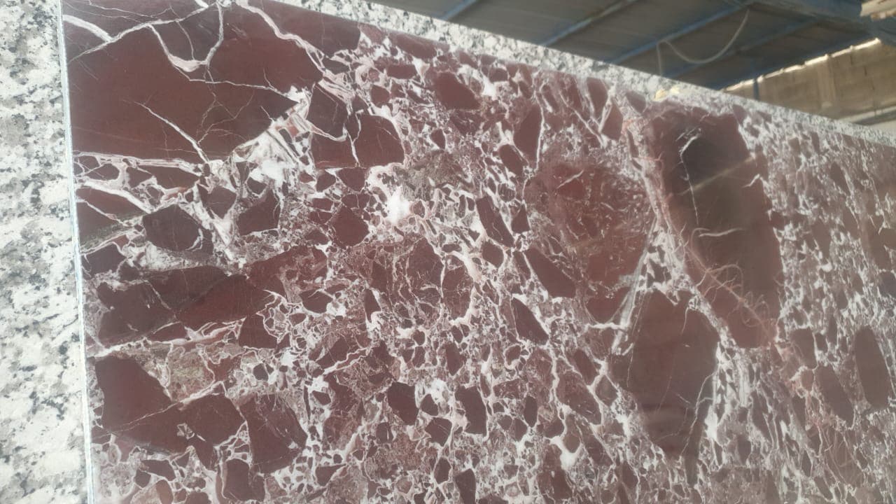 Marbre bordeaux à veinage blanc, vu de près