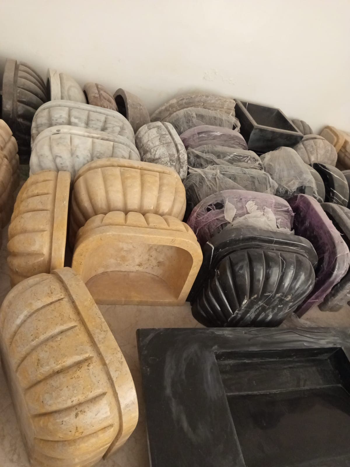 Chapiteaux et bases sculptés en pierres et marbres variés