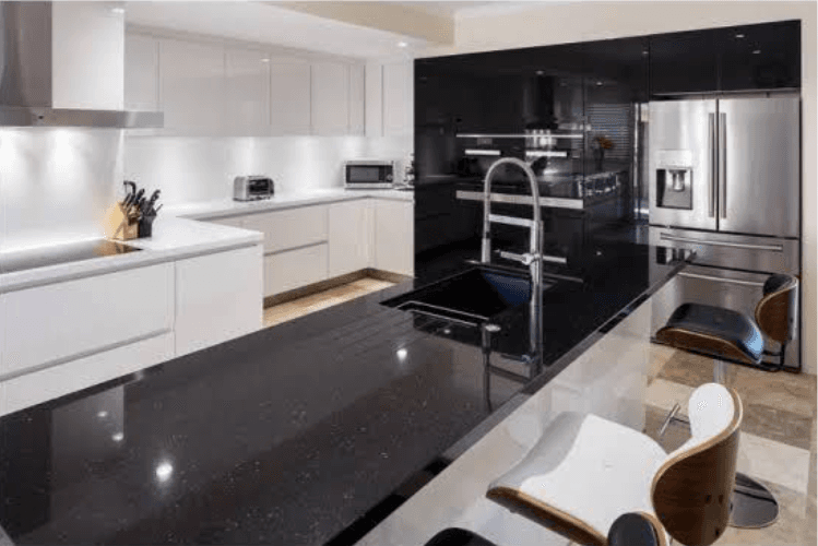 Cuisine Prestige en Granit Noir Galaxie - Granit Noir Galaxie poli miroir