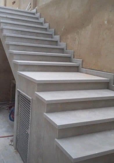 Escalier Intérieur en Pierre Calcaire Grise - Pierre Calcaire Grise Mate, Finition Bouchardée