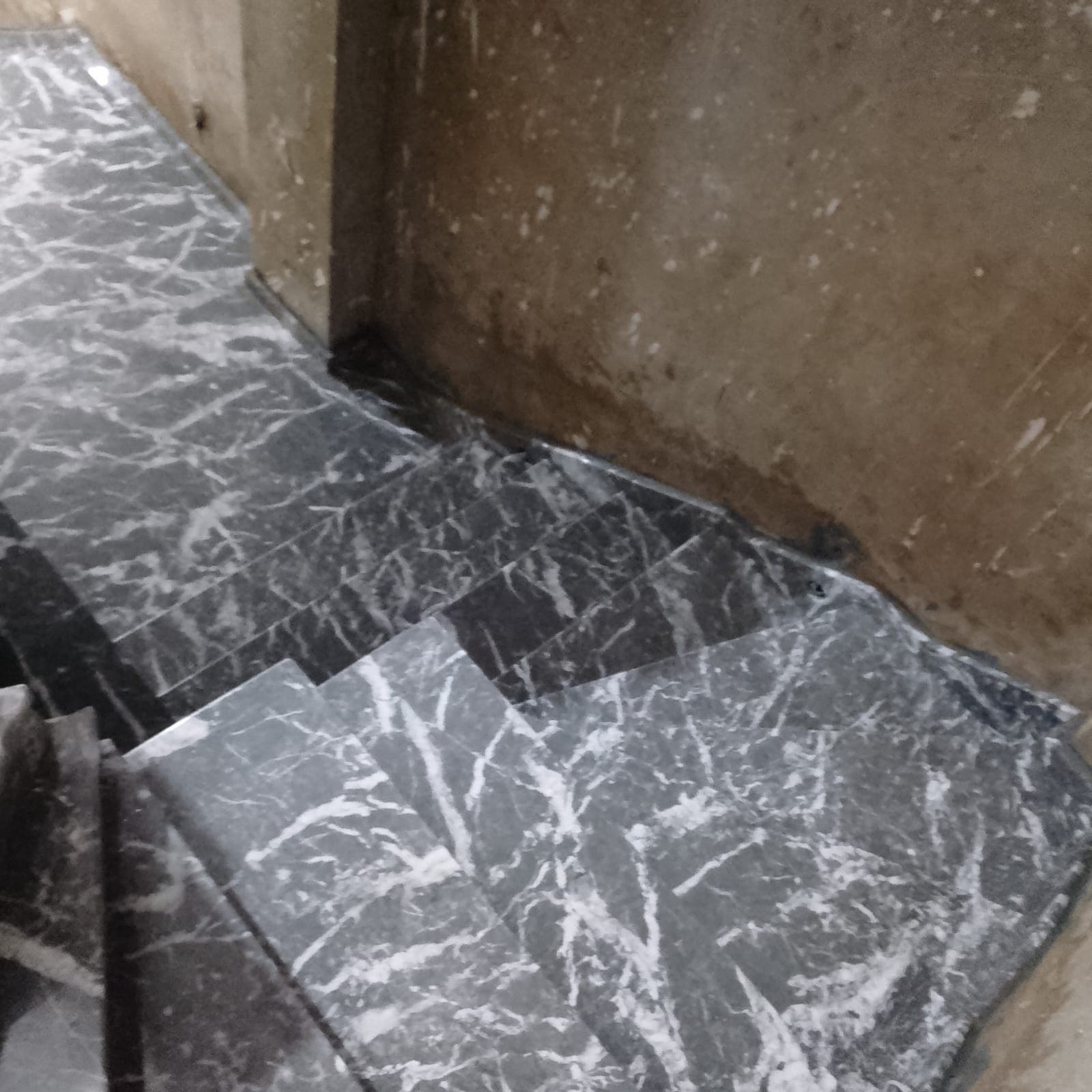 Escalier et palier en marbre gris à veinage blanc