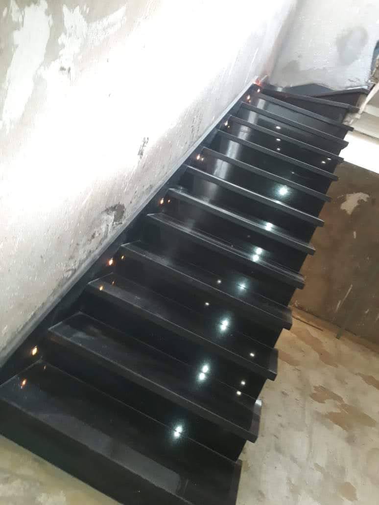 Escalier suspendu en marbre noir