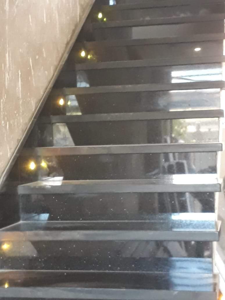Vue en contre-plongée des marches suspendues en marbre noir