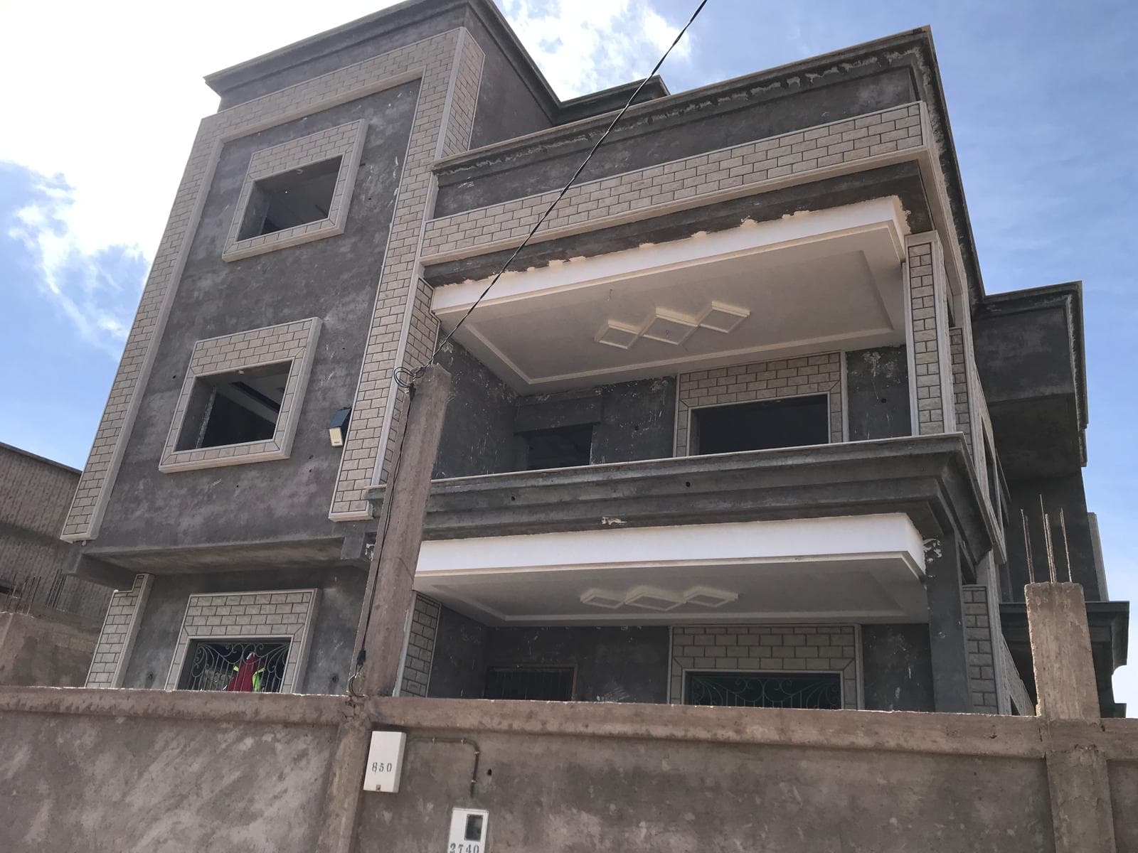 Façade de bâtiment habillée de pierre naturelle en cours de chantier