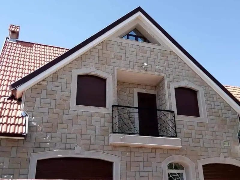 Façade Résidentielle Contemporaine - Pierre beige en plaquettes & granit anthracite poli