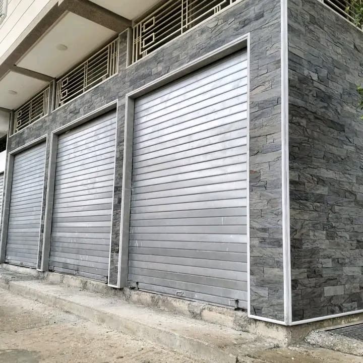 Habillage de Façade Commerciale - Ardoise Grise & Schiste