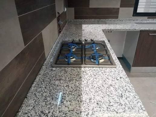 Plan de Travail en Granit Blanc Crystal - Granit Blanc Crystal poli miroir, moucheté gris & noir
