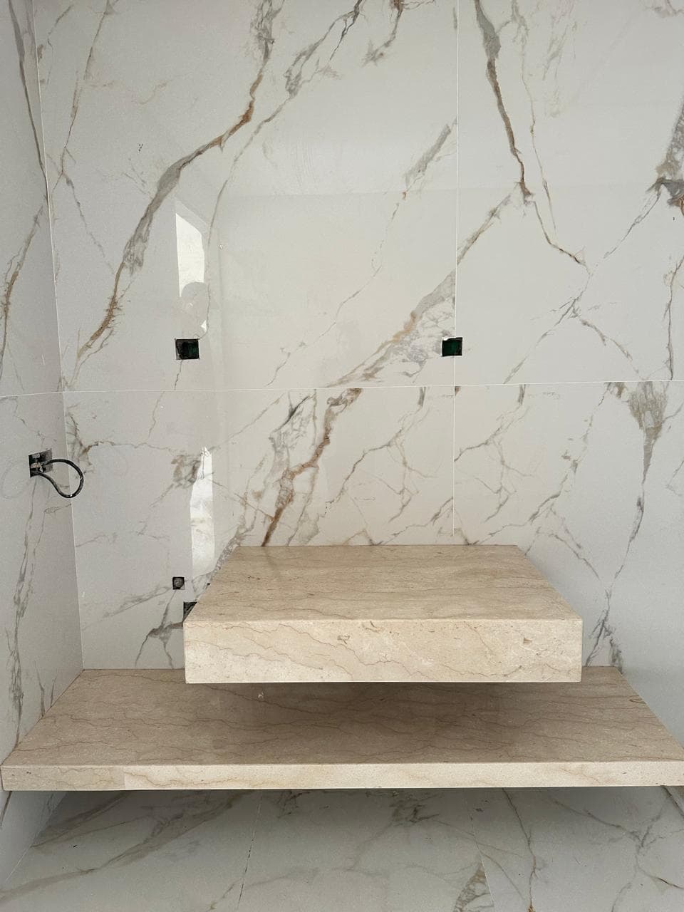 Douche avec banquette en pierre massive et parois en marbre blanc