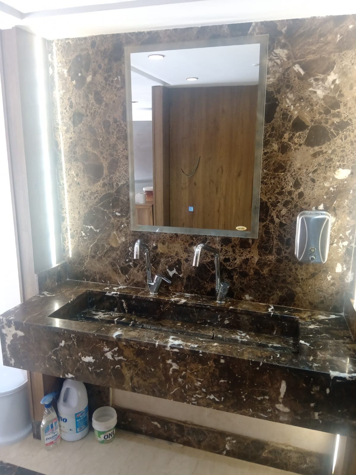 Ensemble sanitaire, mur et plan en marbre brun