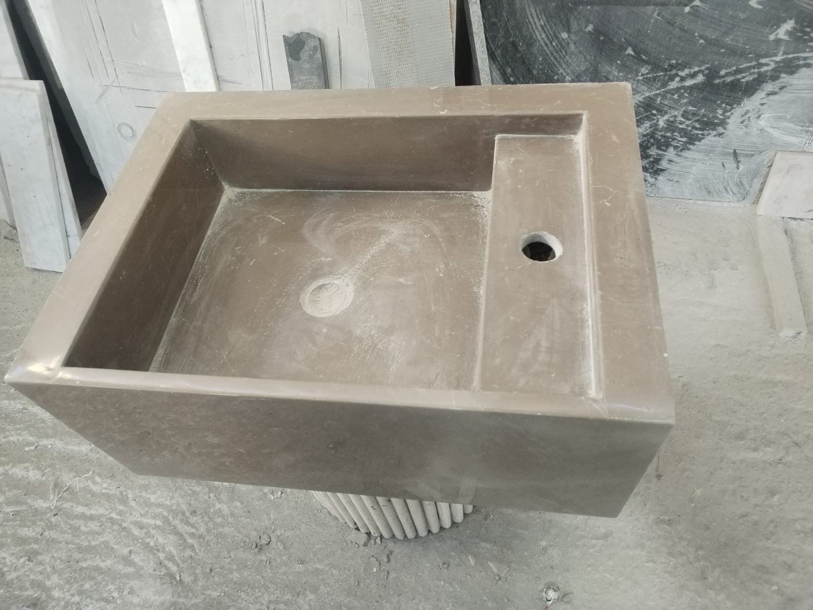 Vasque rectangulaire en cours de façonnage à l'atelier
