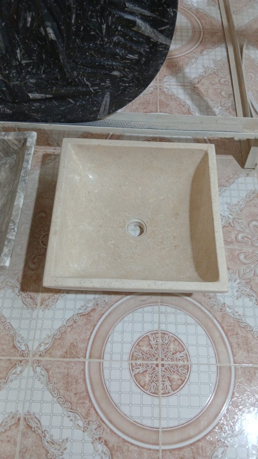 Vasque carrée en pierre beige à bord incliné
