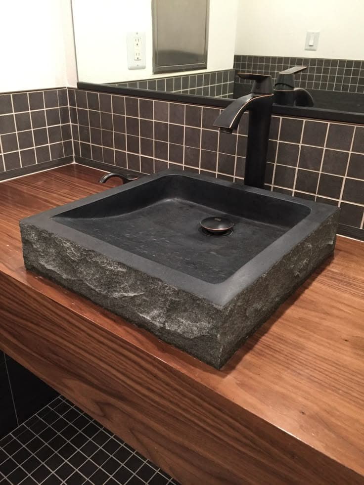 Vasque carrée en pierre noire, cuvette polie et bord laissé éclaté