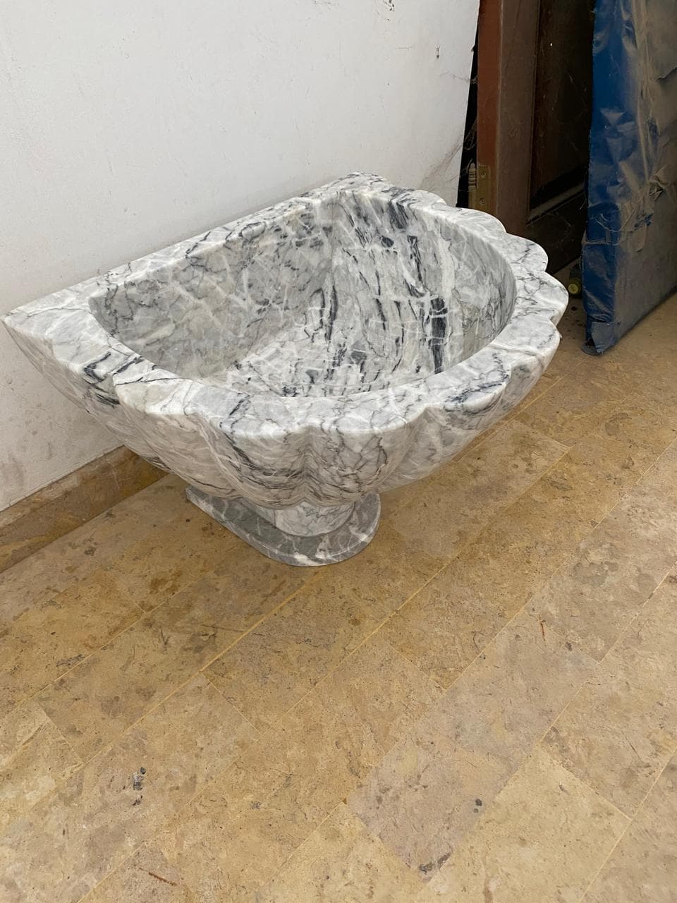 Vasque sculptée en marbre blanc à veinage gris