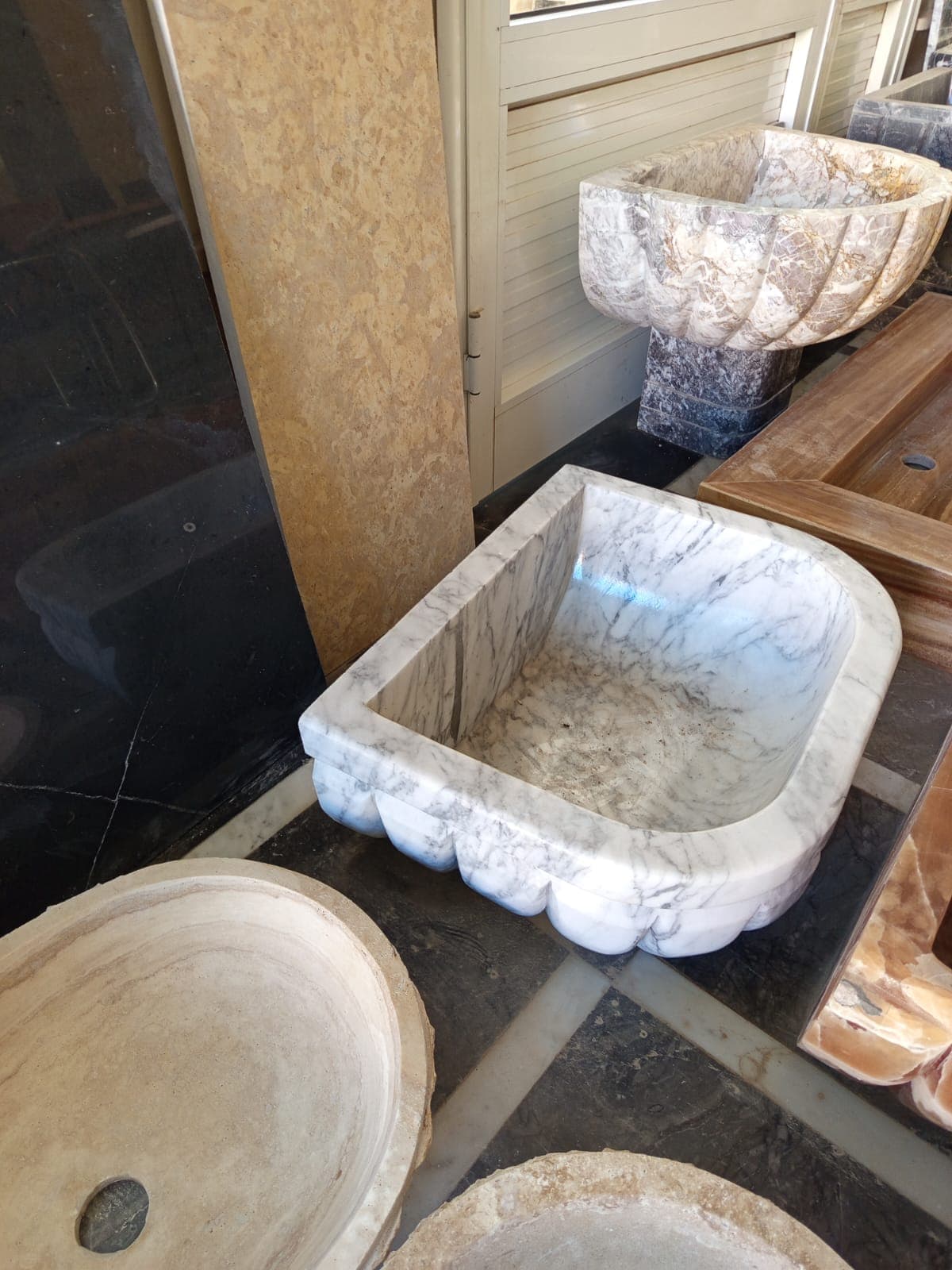 Vasque carrée godronnée en marbre blanc veiné, à l'atelier