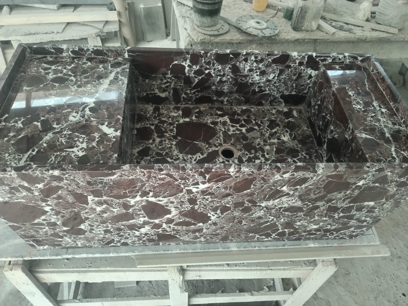 Plan de vasque en marbre bordeaux en cours de préparation