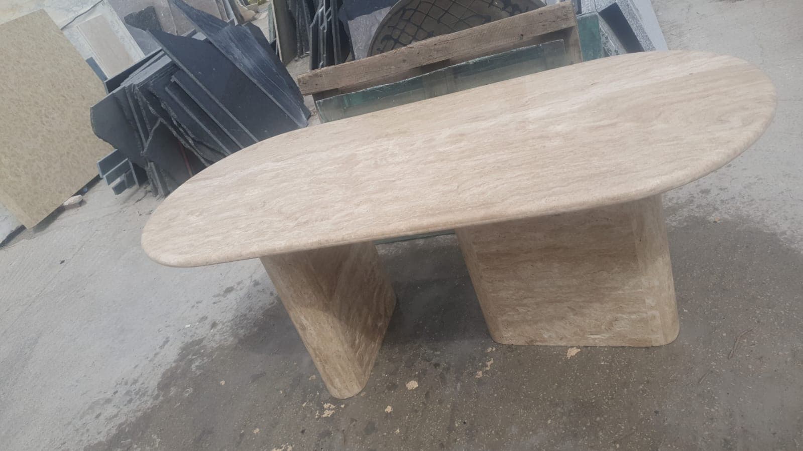 Table en travertin assemblée à l'atelier