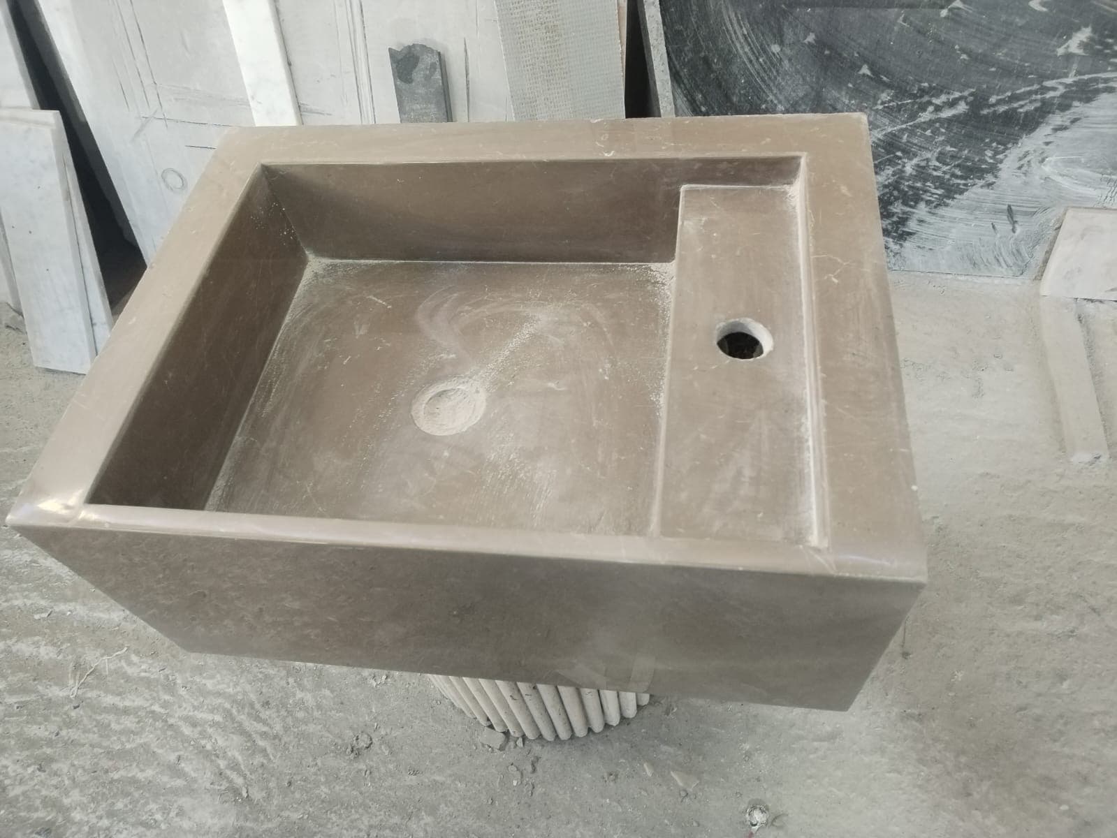 Vasque creusée dans un bloc de pierre grise