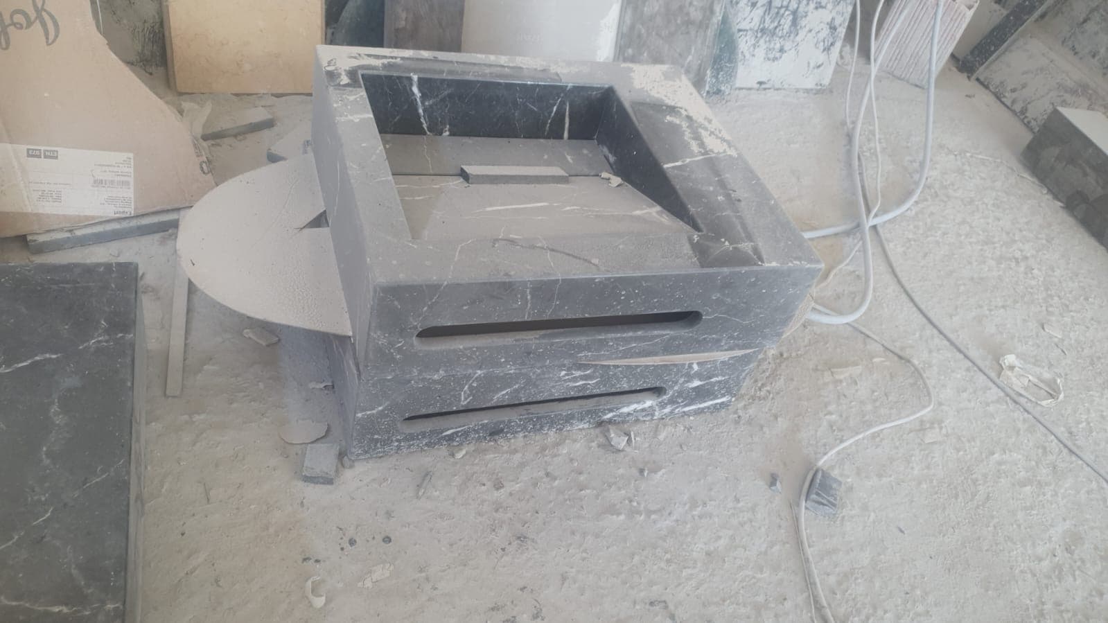 Bloc de marbre gris évidé en vasque