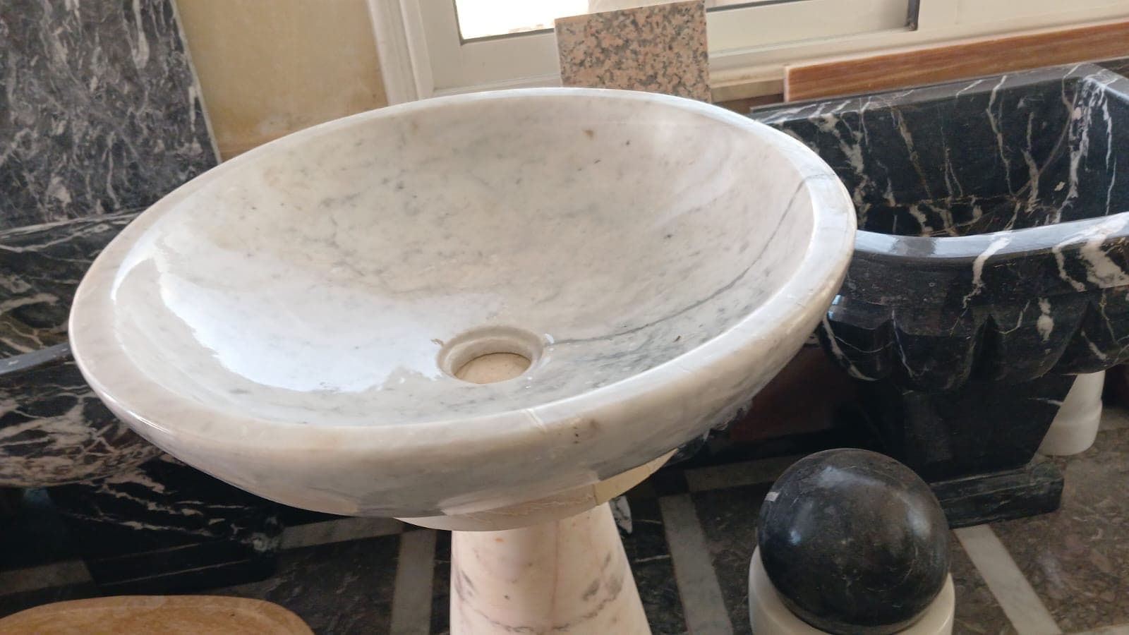 Vasque ronde sur pied en marbre blanc