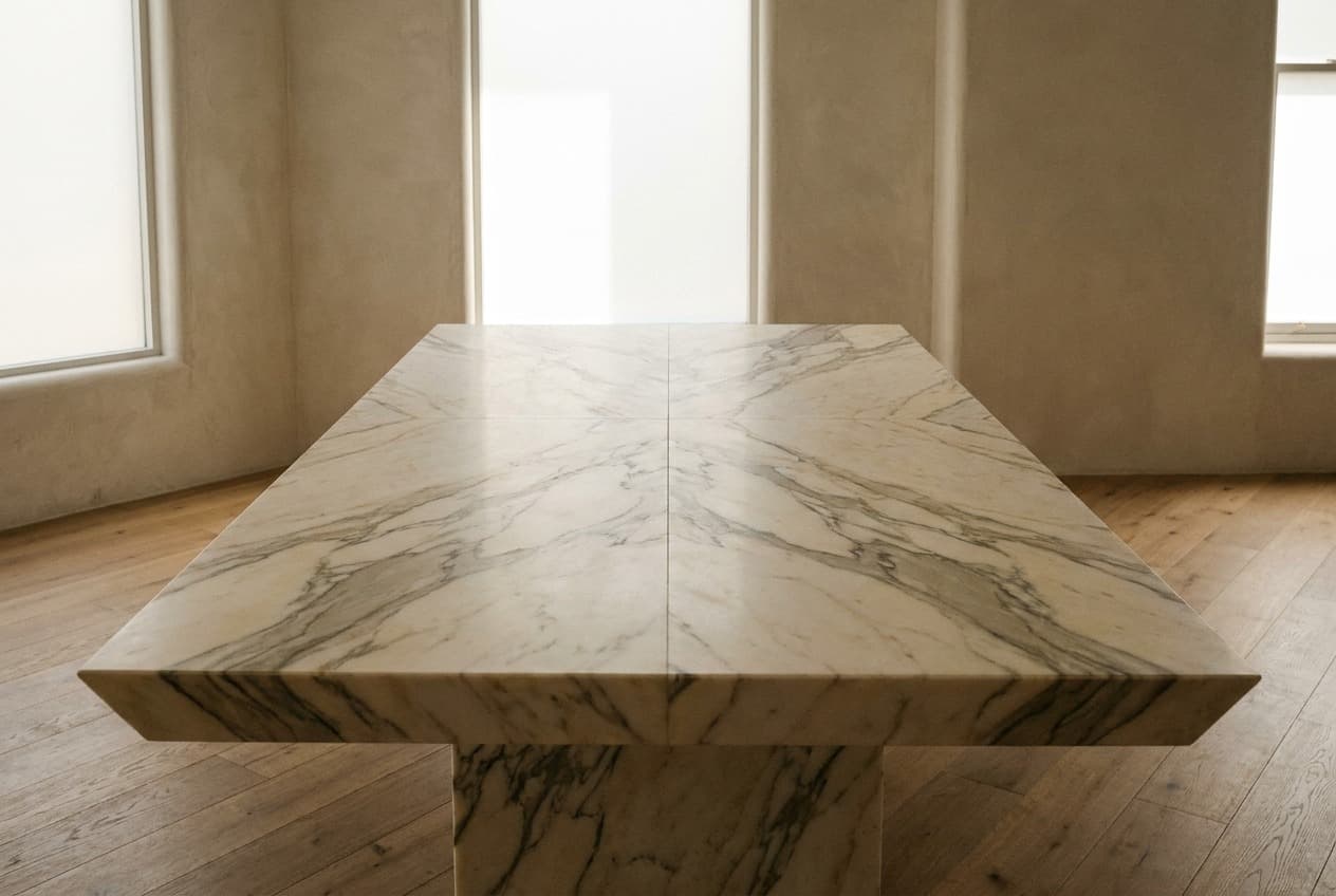 Table monolithique en marbre au veinage ouvert en miroir