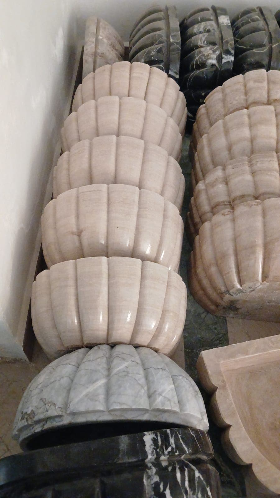 Colonnes cannelées taillées dans la pierre